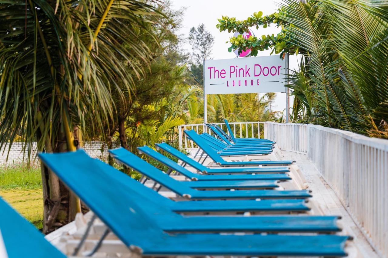 Foxoso La Beach Resort, Morjim Exterior photo